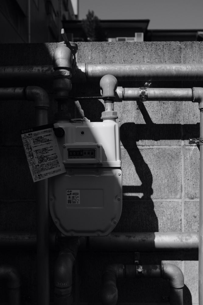 Wall-mounted water heater with gas and water connections